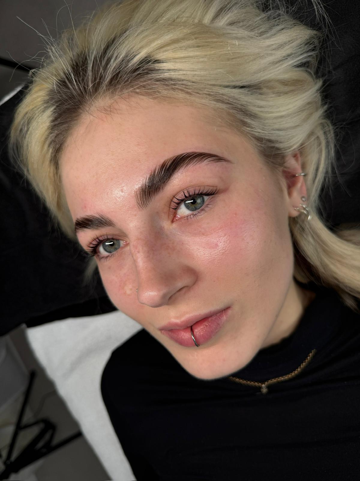 Browlifting Ergebnis – definierte natürliche Augenbrauen